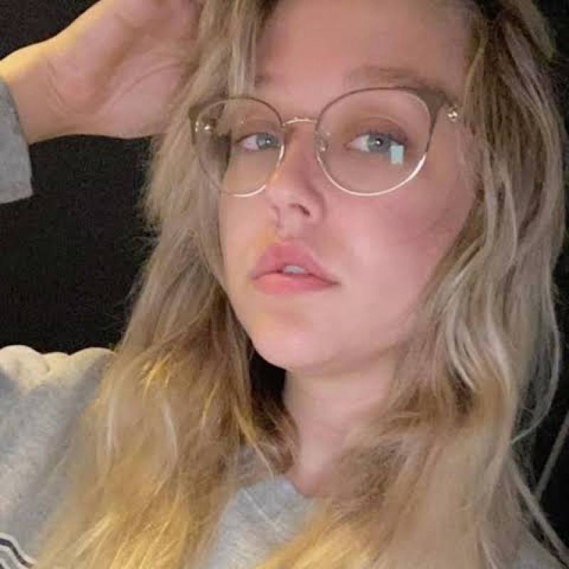 Amelia, 28, UK