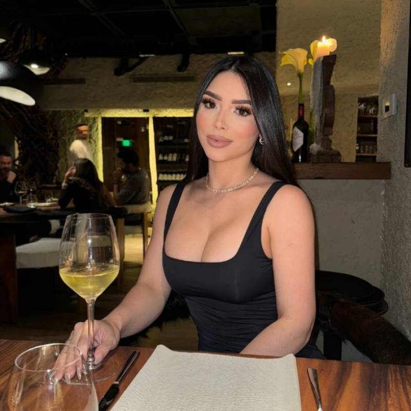Mia, 33, Uk