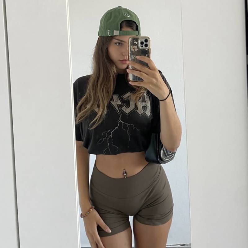 Sophia, 26, taxes
