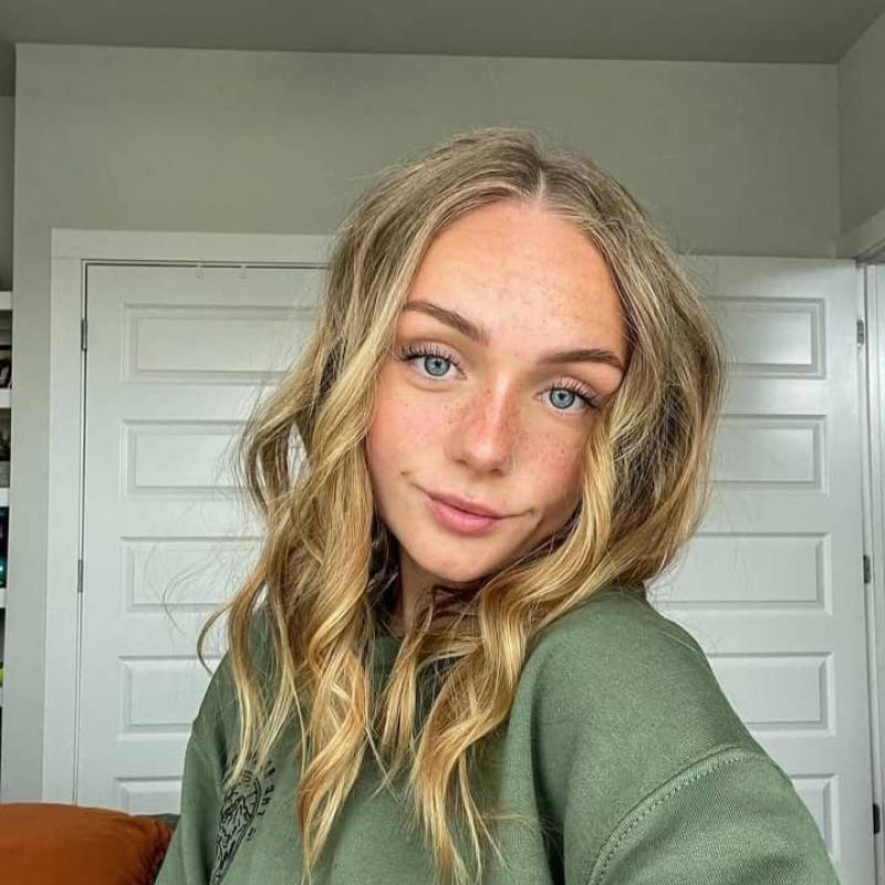 Sarah, 21, Switzerland