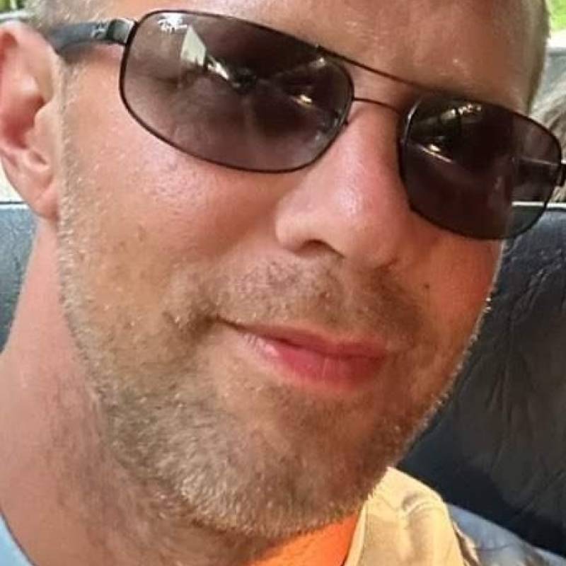 James, 47, Naveda