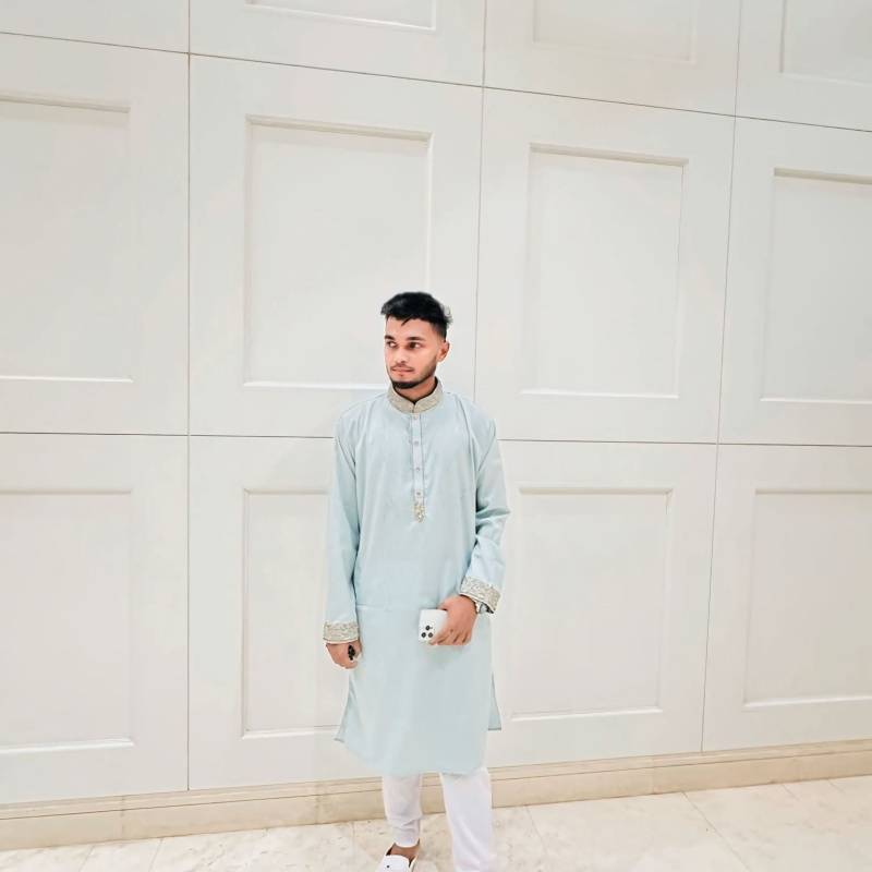 Sa iF, 26, Dubai