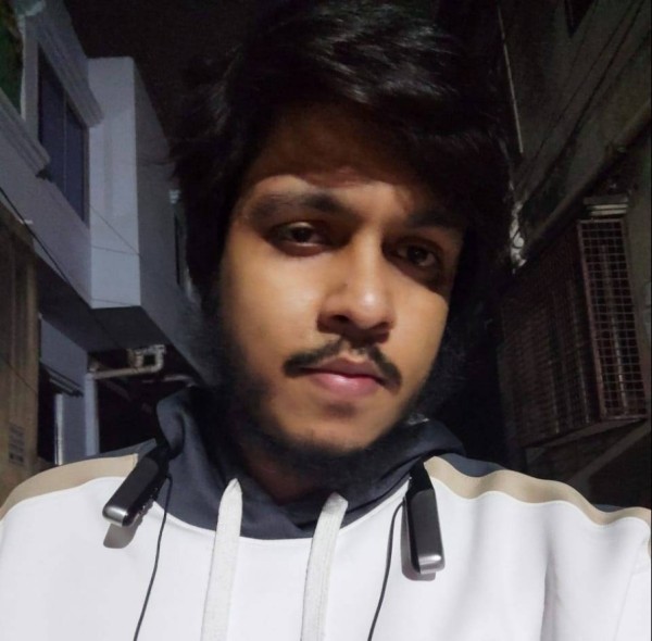 Akash Ahmed, 28, Dom ale